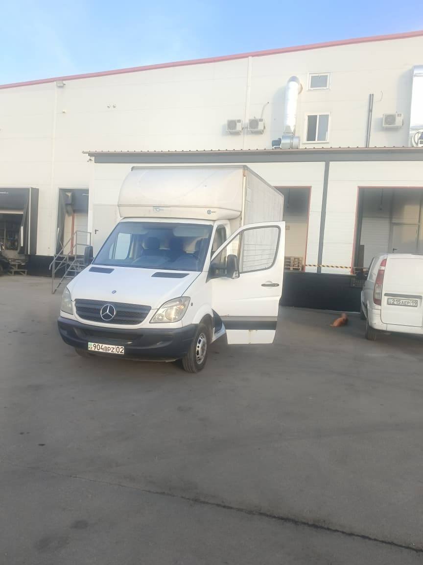 Белый фургон с будкой у склада — недорогая газель в Алматы