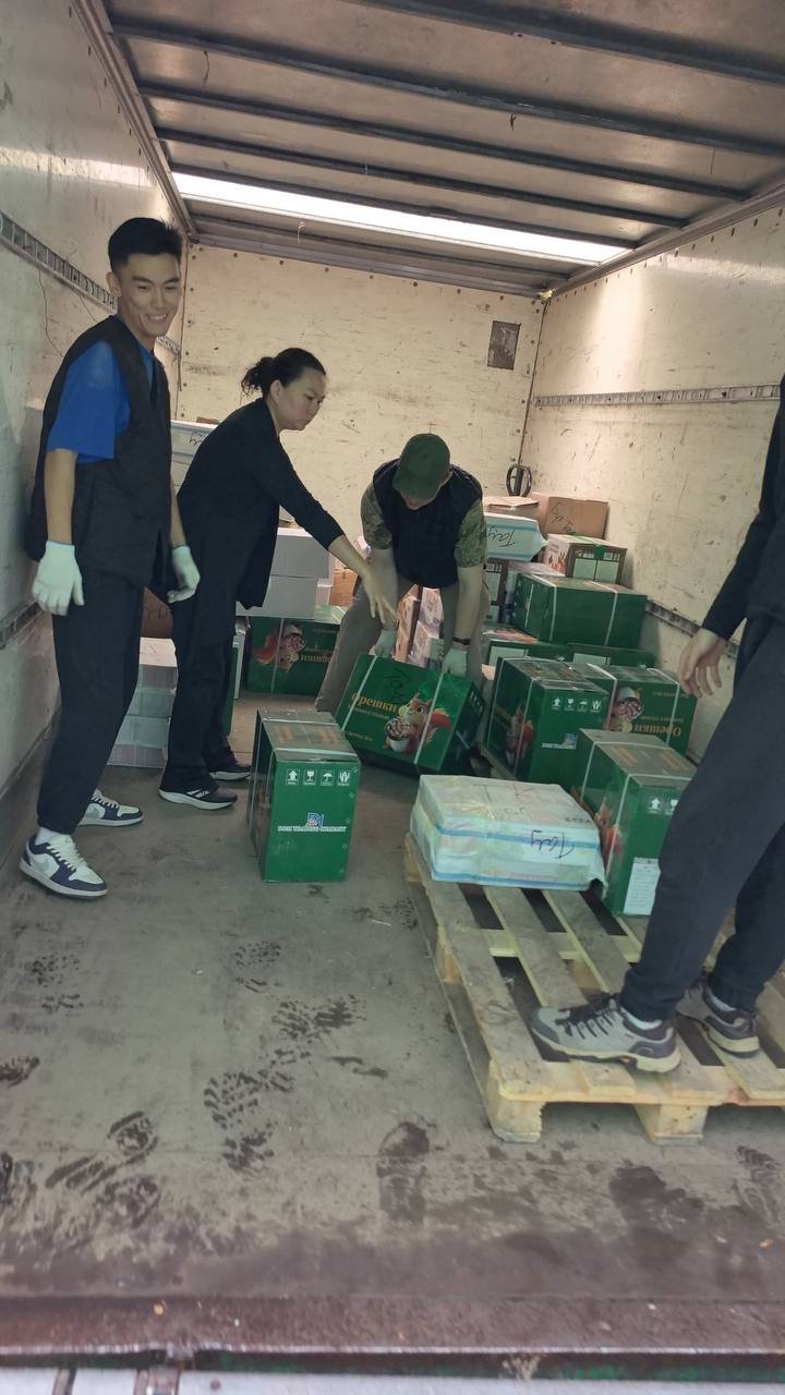 Бригада грузчиков загружает коробки в кузов — грузоперевозки газелью в Алматы